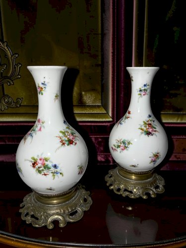 Paire de vases anciens en porcelaine peinte à la main et bronze – Décor floral – Anciens pieds de lampe 