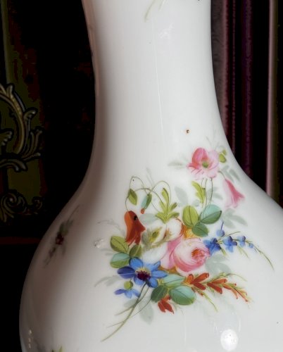 Paire de vases anciens en porcelaine peinte à la main et bronze – Décor floral – Anciens pieds de lampe 