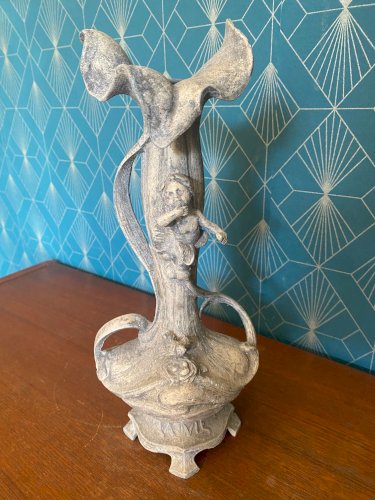 Paire de vases art nouveau, régule, patine à finir, décors de putti. vers 1900.