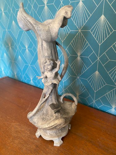 Paire de vases art nouveau, régule, patine à finir, décors de putti. vers 1900.