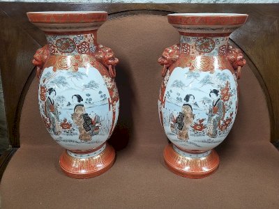 PAIR OF ASIAN VASES SIGNED BELOW