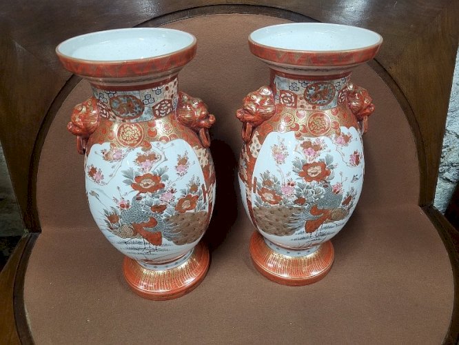 PAIRE DE VASES ASIATIQUES SIGNES DESSOUS