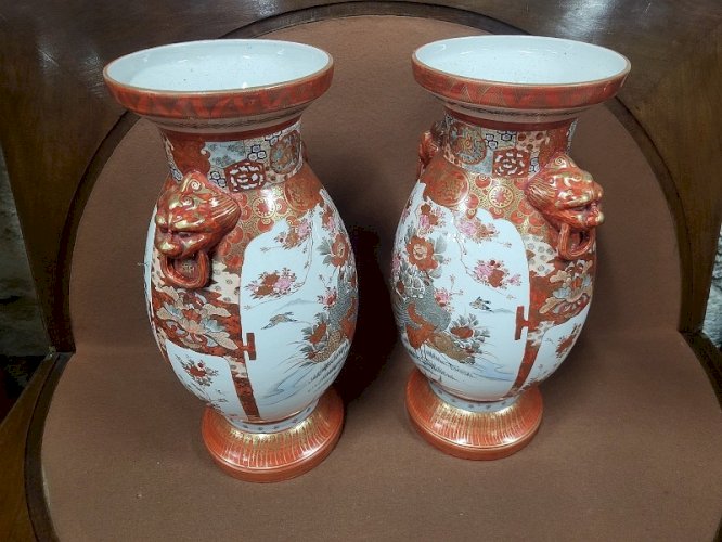 PAIRE DE VASES ASIATIQUES SIGNES DESSOUS