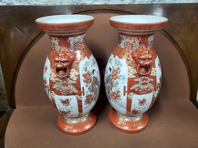 PAIRE DE VASES ASIATIQUES SIGNES DESSOUS