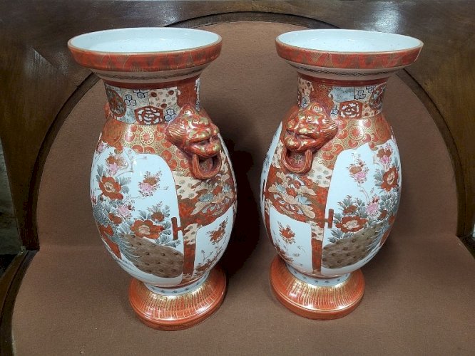 PAIRE DE VASES ASIATIQUES SIGNES DESSOUS