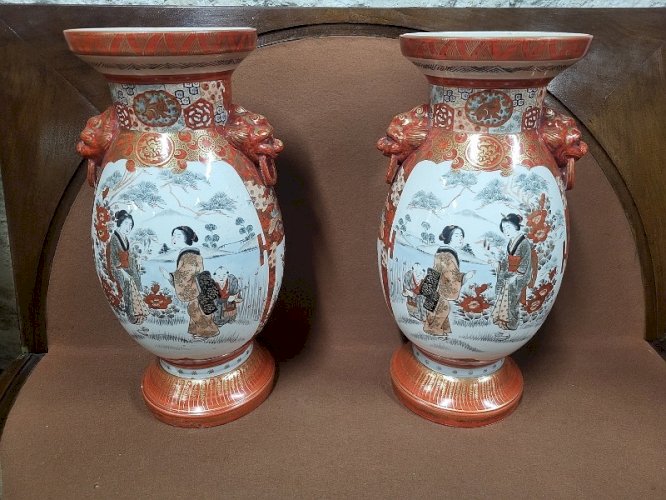 PAIRE DE VASES ASIATIQUES SIGNES DESSOUS