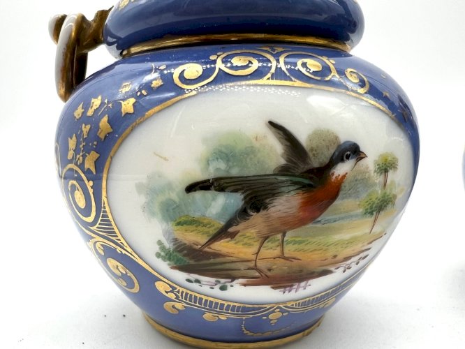 Paire de vases bleu cobalt décor d’oiseaux – Porcelaine française XIXe – 11 cm