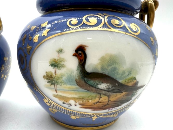 Paire de vases bleu cobalt décor d’oiseaux – Porcelaine française XIXe – 11 cm