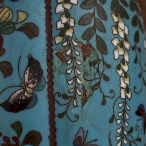 Paire de vases cloisonnés à décor floral et de papillons fin XIXe M3461