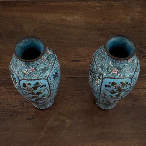 Paire de vases cloisonnés à décor floral et de papillons fin XIXe M3461