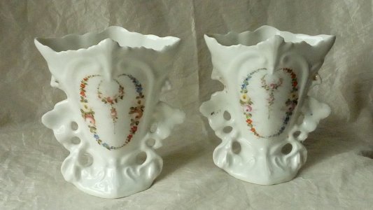 PAIRE DE VASES DE MARIÉE EN PORCELAINE DE PARIS DECOR FLORAL FIN 19 ÈME *