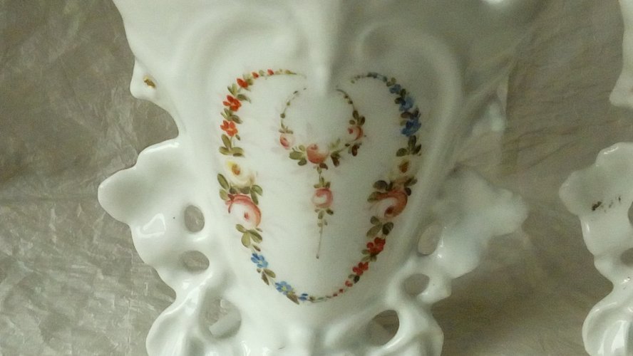 PAIRE DE VASES DE MARIÉE EN PORCELAINE DE PARIS DECOR FLORAL FIN 19 ÈME *