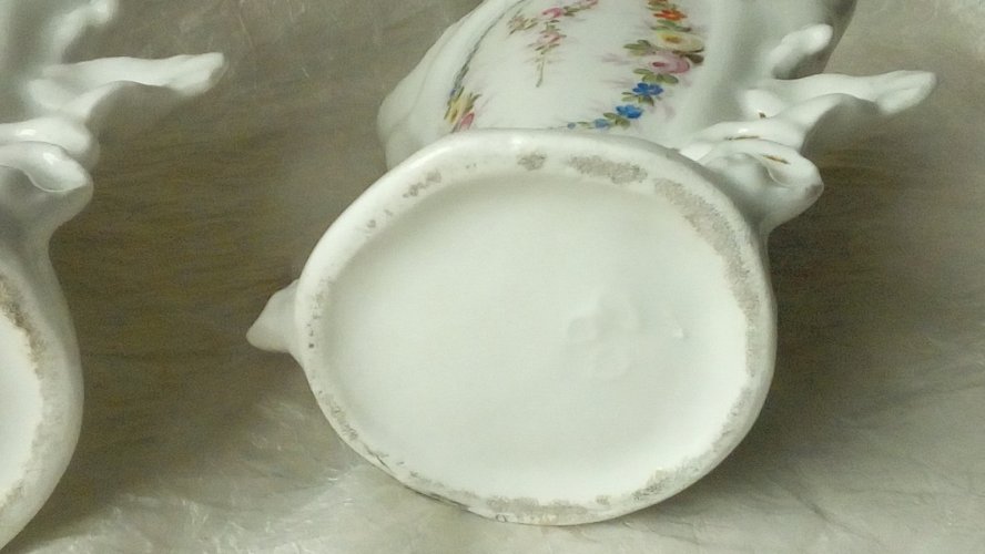 PAIRE DE VASES DE MARIÉE EN PORCELAINE DE PARIS DECOR FLORAL FIN 19 ÈME *