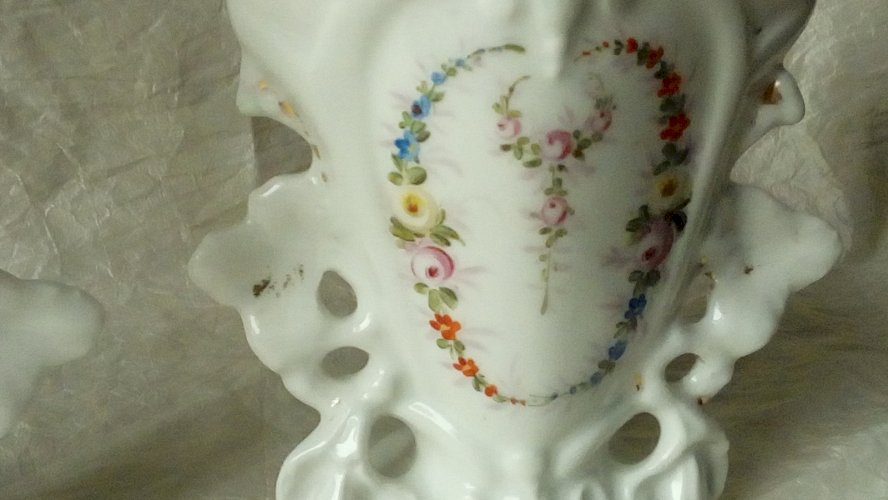 PAIRE DE VASES DE MARIÉE EN PORCELAINE DE PARIS DECOR FLORAL FIN 19 ÈME *