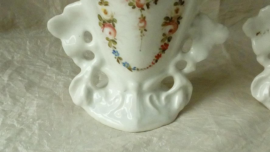 PAIRE DE VASES DE MARIÉE EN PORCELAINE DE PARIS DECOR FLORAL FIN 19 ÈME *