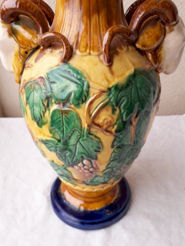 Paire de vases en barbotine