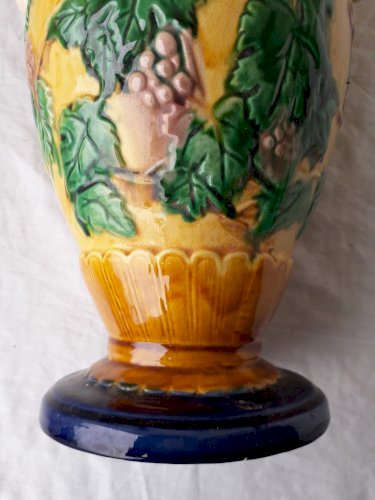 Paire de vases en barbotine