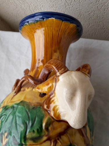 Paire de vases en barbotine