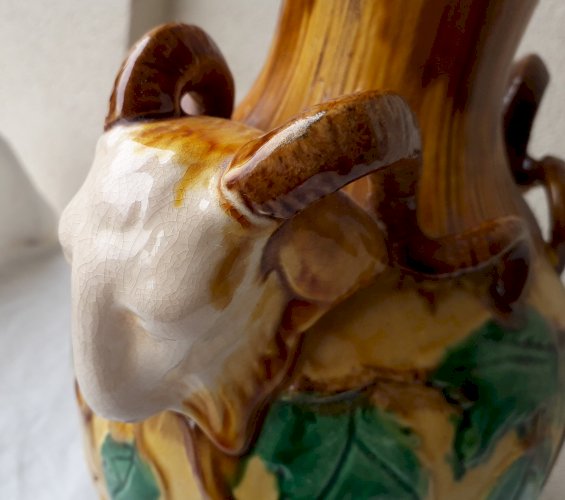 Paire de vases en barbotine