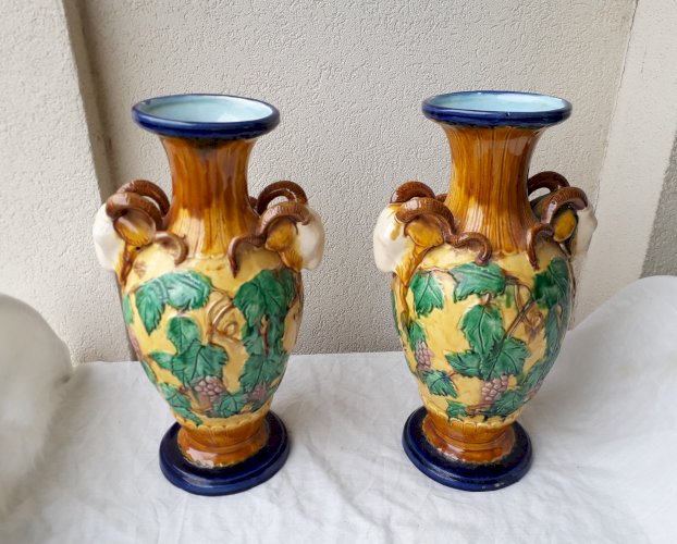 Paire de vases en barbotine