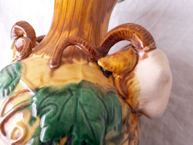 Paire de vases en barbotine