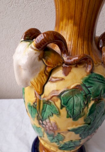 Paire de vases en barbotine