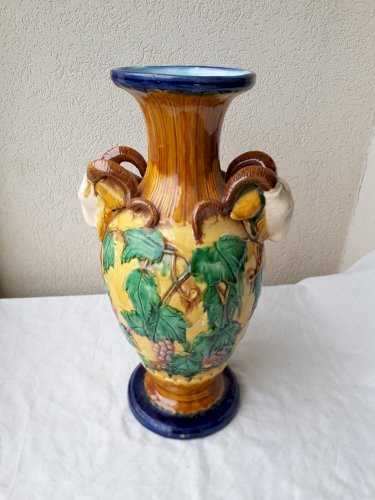 Paire de vases en barbotine