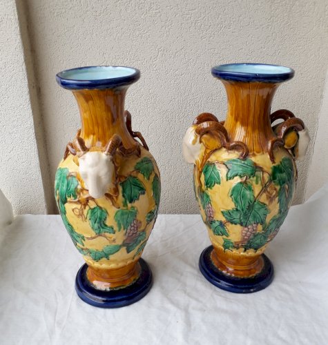 Paire de vases en barbotine