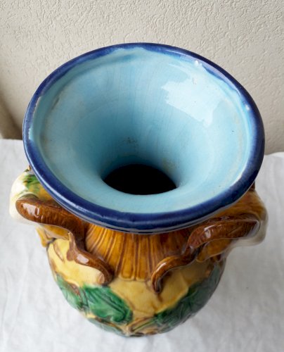 Paire de vases en barbotine