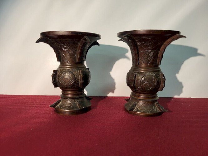 PAIRE DE VASES EN BRONZE ASIATIQUES