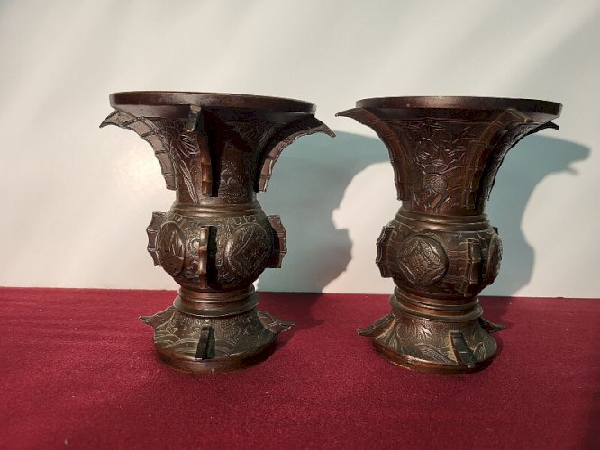 PAIRE DE VASES EN BRONZE ASIATIQUES