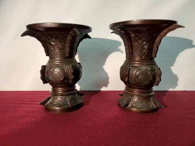 PAIRE DE VASES EN BRONZE ASIATIQUES