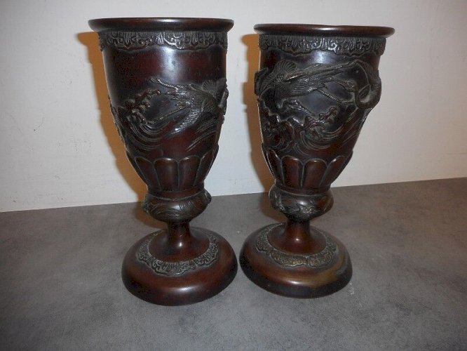 PAIRE DE VASES EN BRONZE DECOR ASIATIQUE