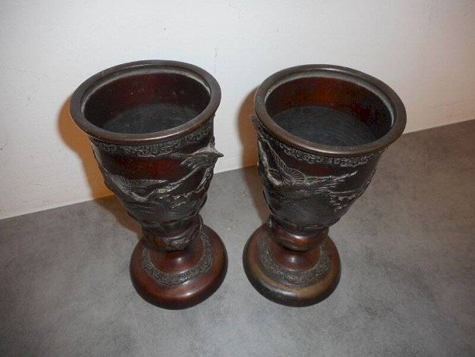 PAIRE DE VASES EN BRONZE DECOR ASIATIQUE