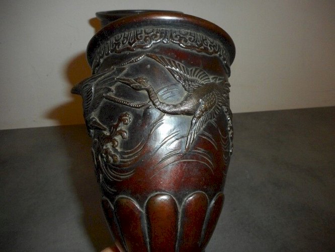 PAIRE DE VASES EN BRONZE DECOR ASIATIQUE