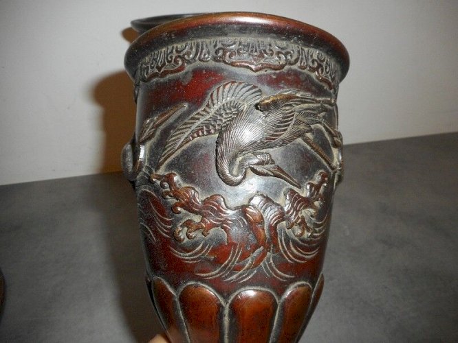 PAIRE DE VASES EN BRONZE DECOR ASIATIQUE