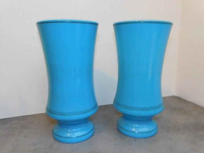 PAIRE DE VASES EN OPALINE BLEU AVEC DECOR DE FLEURS