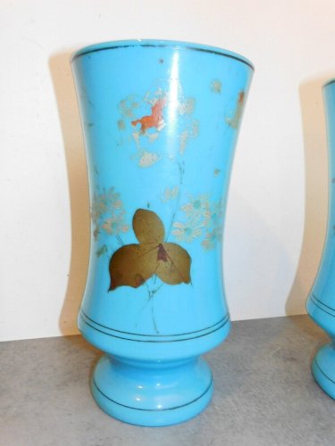 PAIRE DE VASES EN OPALINE BLEU AVEC DECOR DE FLEURS