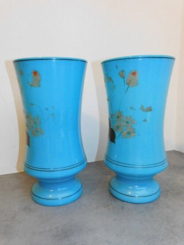 PAIRE DE VASES EN OPALINE BLEU AVEC DECOR DE FLEURS