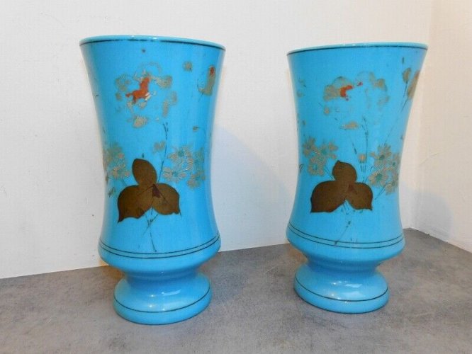 PAIRE DE VASES EN OPALINE BLEU AVEC DECOR DE FLEURS