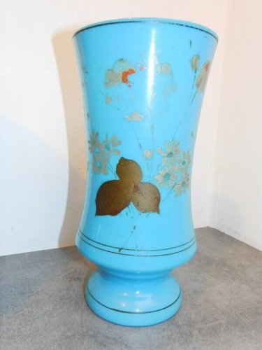 PAIRE DE VASES EN OPALINE BLEU AVEC DECOR DE FLEURS
