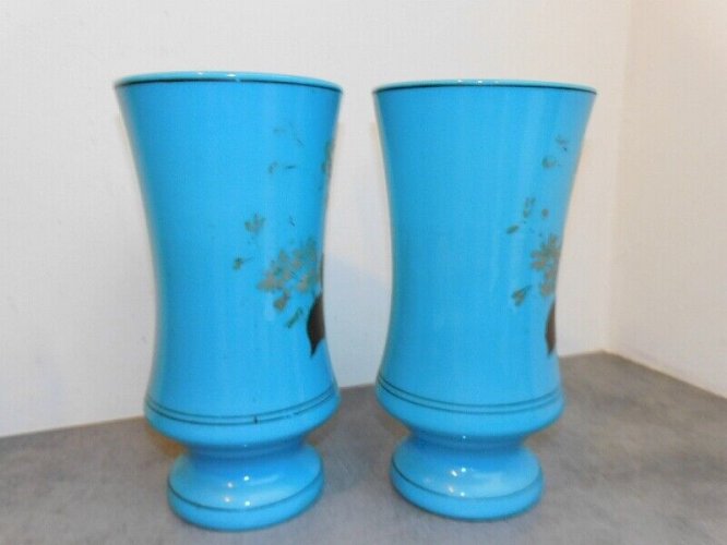 PAIRE DE VASES EN OPALINE BLEU AVEC DECOR DE FLEURS
