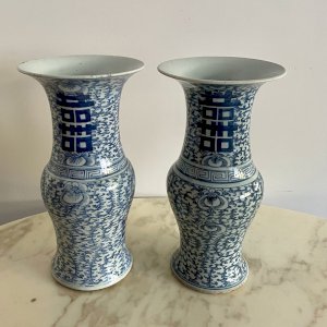 Paire de vases en porcelaine décor bleu de rinceaux et caractères Chine M3766
