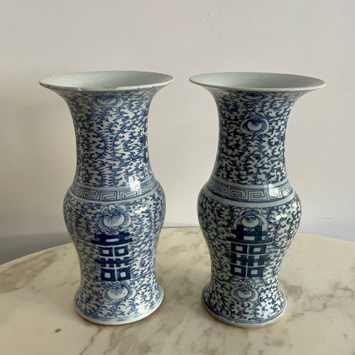 Paire de vases en porcelaine décor bleu de rinceaux et caractères Chine M3766