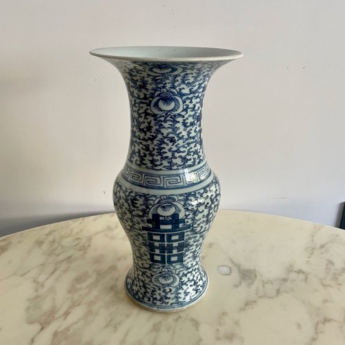 Paire de vases en porcelaine décor bleu de rinceaux et caractères Chine M3766