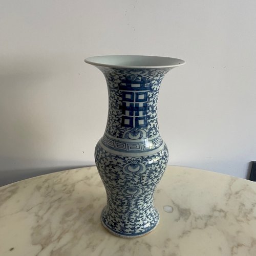 Paire de vases en porcelaine décor bleu de rinceaux et caractères Chine M3766
