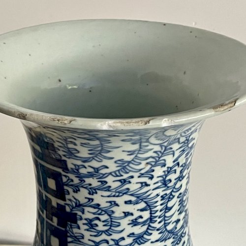 Paire de vases en porcelaine décor bleu de rinceaux et caractères Chine M3766