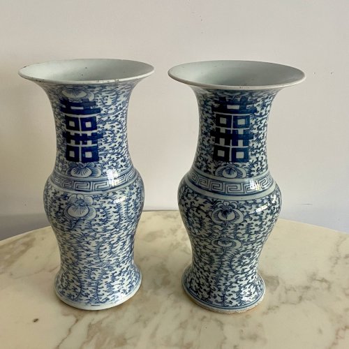 Paire de vases en porcelaine décor bleu de rinceaux et caractères Chine M3766