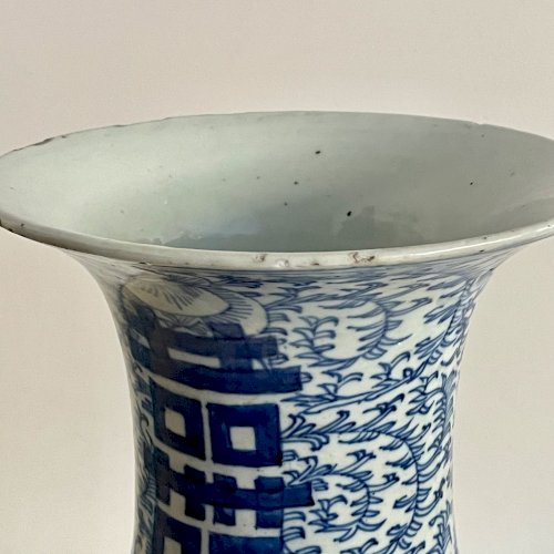 Paire de vases en porcelaine décor bleu de rinceaux et caractères Chine M3766