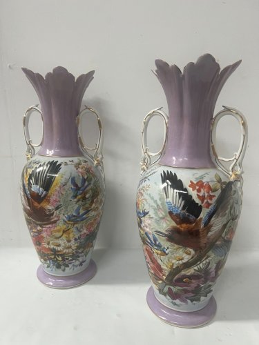 Paire de vases en porcelaine polychrome XIX siècle